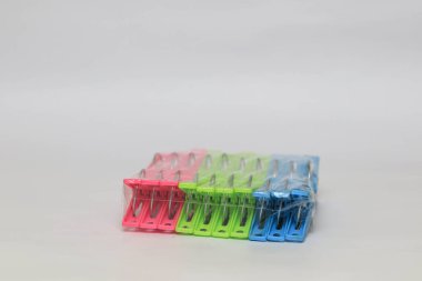 beyaz arkaplanda mandallar