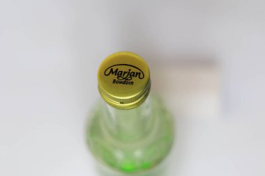 Güney Lampung, Endonezya - Mart 06, 2023: Marjan kavun aromasını kapatın. Şişede Endonezya marka meyve şurubu. izole edilmiş beyaz arkaplan.