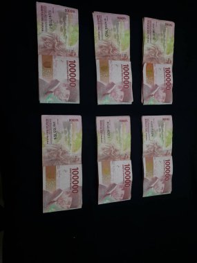 Milyonlarca Rupiah siyah bir arkaplanda