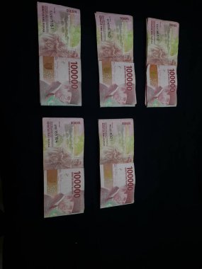 Milyonlarca Rupiah siyah bir arkaplanda