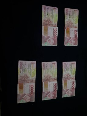 Milyonlarca Rupiah siyah bir arkaplanda