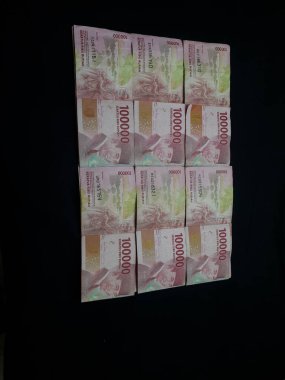 Milyonlarca Rupiah siyah bir arkaplanda