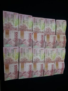 Milyonlarca Rupiah siyah bir arkaplanda