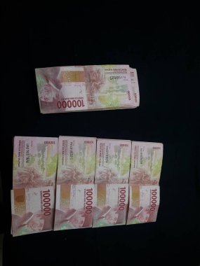 Milyonlarca Rupiah siyah bir arkaplanda