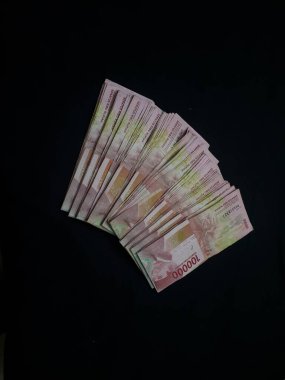Milyonlarca Rupiah siyah bir arkaplanda