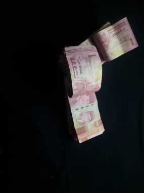 Milyonlarca Rupiah siyah bir arkaplanda