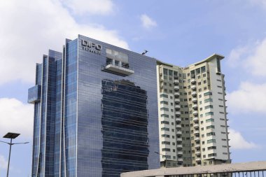 Endonezya, 18 Şubat 2023, Jakarta 'daki modern ofis binaları, modern iş gökdelenleri, yüksek binalar, gökyüzüne doğru yükselen mimari.