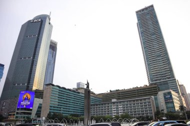 Jakarta, 19 Şubat 2023; Karşılama Anıtı, Endonezya Roundabout Oteli 'nin ortasında ellerinde çiçekler tutan ve el sallayan bir çift insanın heykeli.