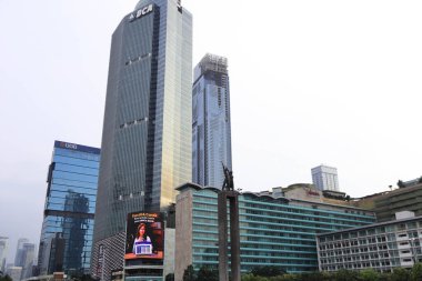 Jakarta, 19 Şubat 2023; Karşılama Anıtı, Endonezya Roundabout Oteli 'nin ortasında ellerinde çiçekler tutan ve el sallayan bir çift insanın heykeli.