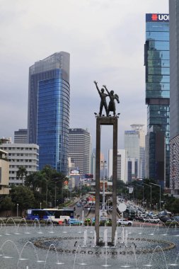 Jakarta, 19 Şubat 2023; Karşılama Anıtı, Endonezya Roundabout Oteli 'nin ortasında ellerinde çiçekler tutan ve el sallayan bir çift insanın heykeli.