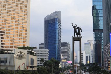 Jakarta, 19 Şubat 2023; Karşılama Anıtı, Endonezya Roundabout Oteli 'nin ortasında ellerinde çiçekler tutan ve el sallayan bir çift insanın heykeli.