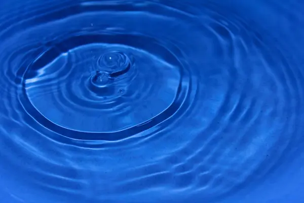 Waterdruppel Een Blauwe Achtergrond — Stockfoto