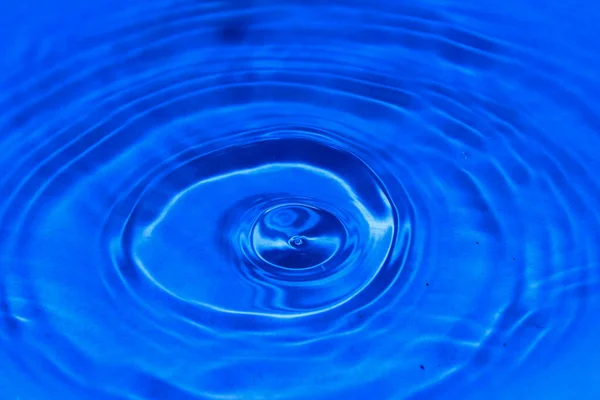 Kropla Wody Niebieskim Tle — Zdjęcie stockowe