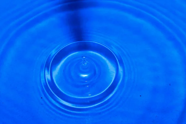 Kropla Wody Niebieskim Tle — Zdjęcie stockowe