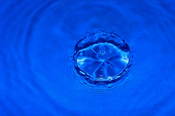 Gota Agua Sobre Fondo Azul —  Fotos de Stock