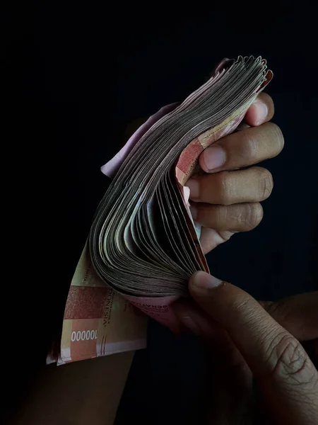 Mãos Com Milhões Rupias Fundo Preto — Fotografia de Stock
