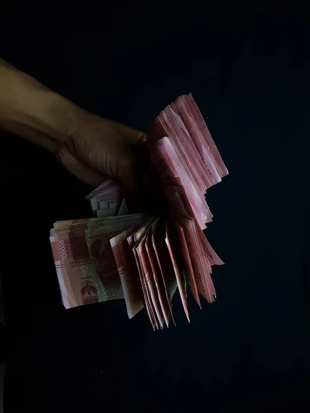 Mão Com Milhões Rupias Fundo Preto — Fotografia de Stock