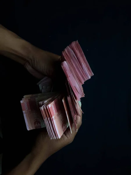 Mãos Com Milhões Rupias Fundo Preto — Fotografia de Stock