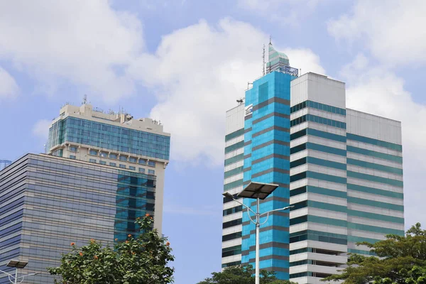 Endonezya, 18 Şubat 2023, Jakarta 'daki modern ofis binaları, modern iş gökdelenleri, yüksek binalar, gökyüzüne doğru yükselen mimari.