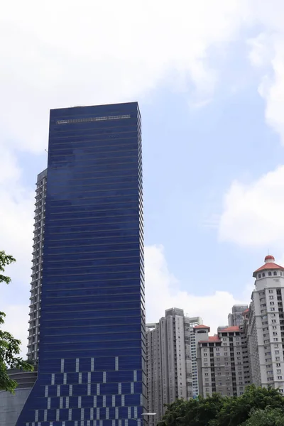 Endonezya, 18 Şubat 2023, Jakarta 'daki modern ofis binaları, modern iş gökdelenleri, yüksek binalar, gökyüzüne doğru yükselen mimari.
