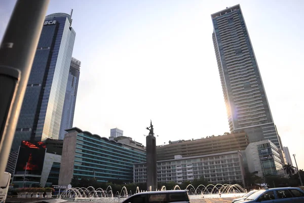 stock image Jakarta, February 19, 2023; Welcome Monument is a statue of a pair of people who are holding flowers and waving a hand located in the middle of the Hotel Indonesia Roundabout