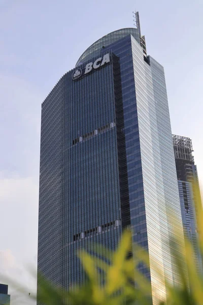 Endonezya, 18 Şubat 2023, Jakarta 'daki modern ofis binaları, modern iş gökdelenleri, yüksek binalar, gökyüzüne doğru yükselen mimari.