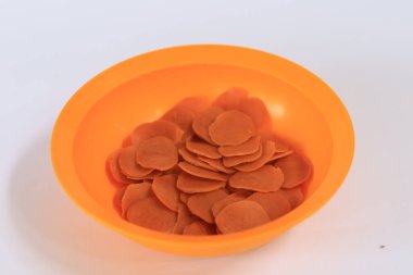 Endonezya 'dan çiğ portakal krakerleri geleneksel atıştırmalıklar.