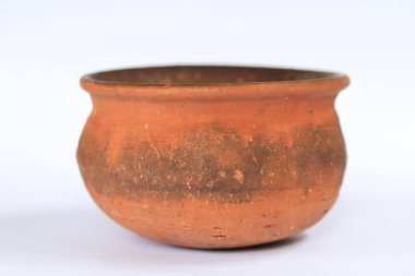 Beyaz arka plan üzerinde izole kil Kupası 
