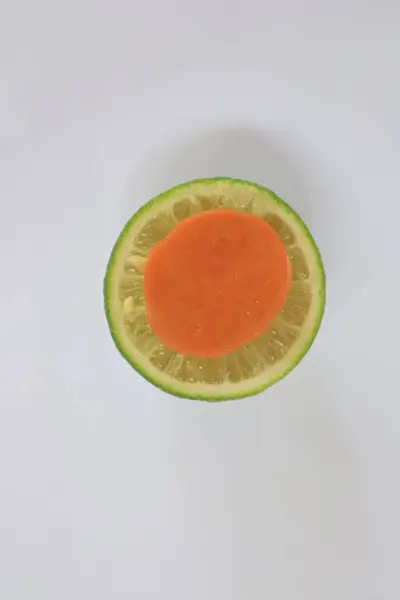 Zielony Plaster Wapna Zwieńczony Pomarańczowym Krakersem — Zdjęcie stockowe