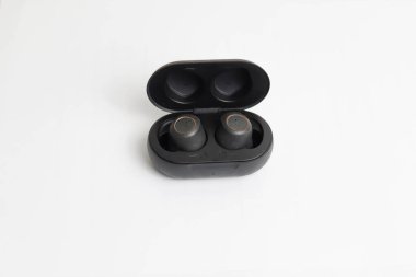 Beyaz arkaplanda siyah kablosuz kulaklık