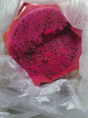 taze kırmızı ejderha meyvesi 