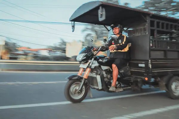 Мотоцикліст Їде Дорозі Таїланді — стокове фото