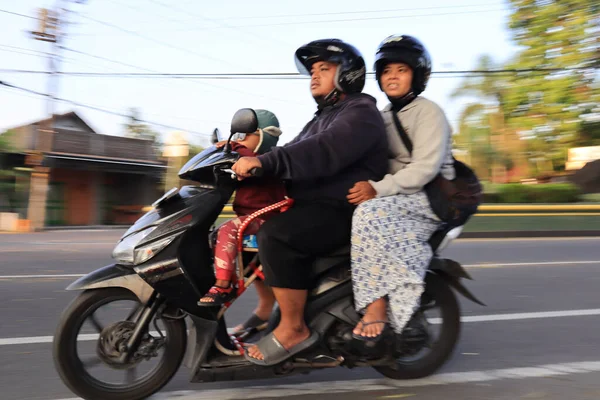 Μοτοσικλετιστής Ιππασίας Στο Δρόμο Στην Ταϊλάνδη — Φωτογραφία Αρχείου