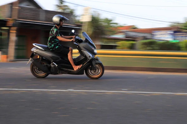 Motociclista Guida Strada Thailandia — Foto Stock