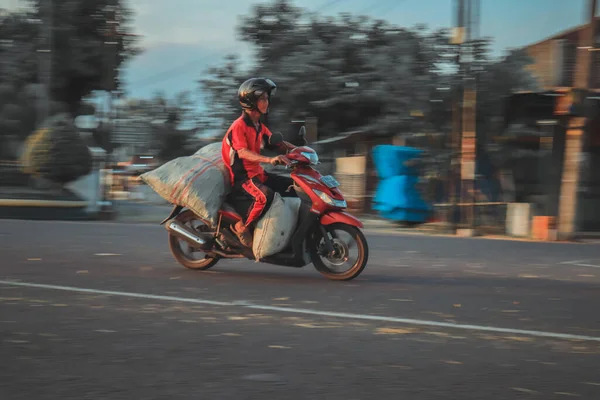 Μοτοσικλετιστής Ιππασίας Στο Δρόμο Στην Ταϊλάνδη — Φωτογραφία Αρχείου