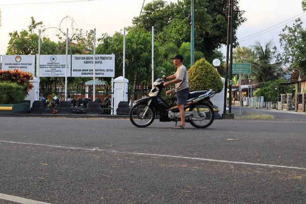 Мотоциклист Едет Дороге Таиланде — стоковое фото