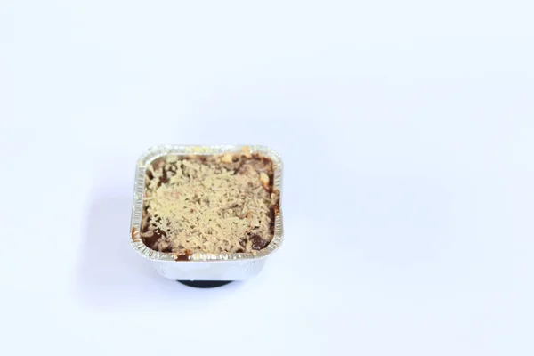 Schokolade Brownie Kuchen Mit Käse Auf Weißem Hintergrund Bestreut — Stockfoto