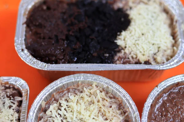 Brownies Meleleh Ditaburi Dengan Keju Dan Coklat Lezat Berada Nampan — Stok Foto