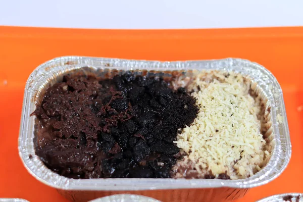 Brownies Derretidos Espolvoreado Con Queso Delicioso Chocolate Están Una Bandeja —  Fotos de Stock