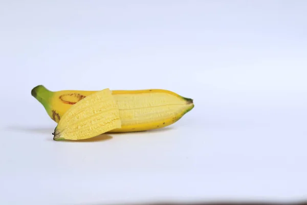 孤立した背景にある新鮮なバナナ — ストック写真