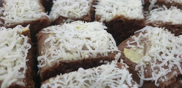 Schokolade Brownie Kuchen Mit Käse Bestreut — Stockfoto