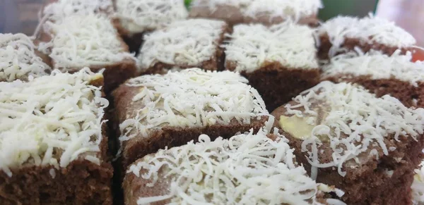 Schokolade Brownie Kuchen Mit Käse Bestreut — Stockfoto