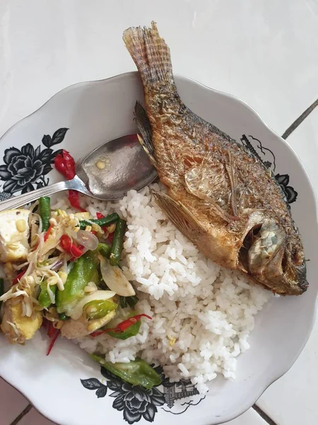 Grillad Fisk Med Grönsaker Och Ris — Stockfoto