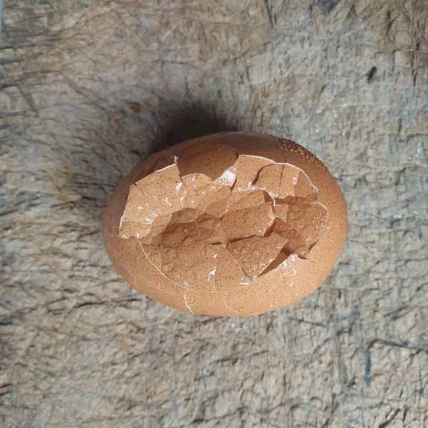 碎了的生褐色鸡蛋 — 图库照片