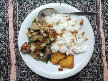 Nugget, pilav ve patlıcan sebzeli kahvaltı.