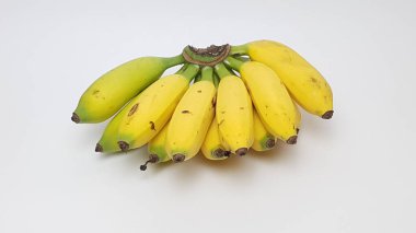 Beyaz arkaplanda muz demeti