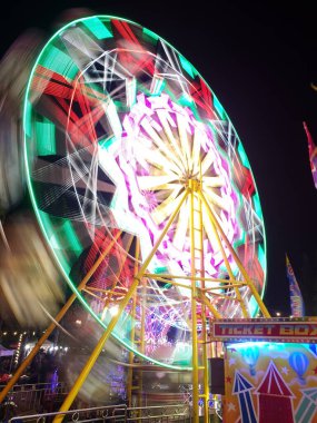 Lunaparktaki atlı karınca. 