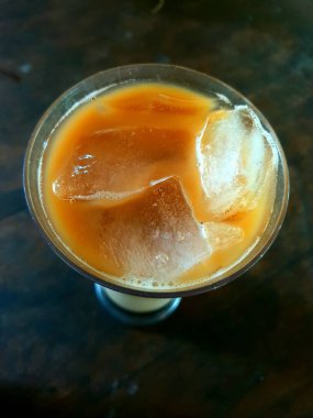Masada bir bardak buzlu kokteyl.