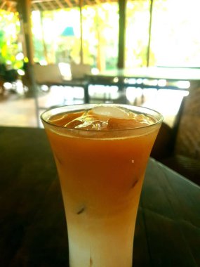 Masada bir bardak buzlu kokteyl.