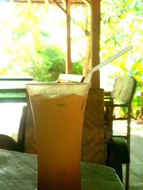 Masada bir bardak buzlu kokteyl.